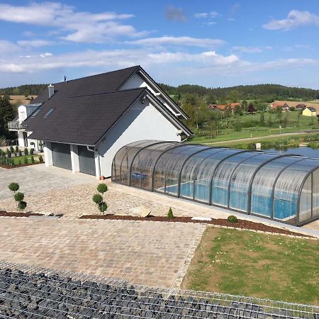 Neukirchen-Balbini Landhaus Ferienwohnungen Mit Pool Und Wellness מראה חיצוני תמונה