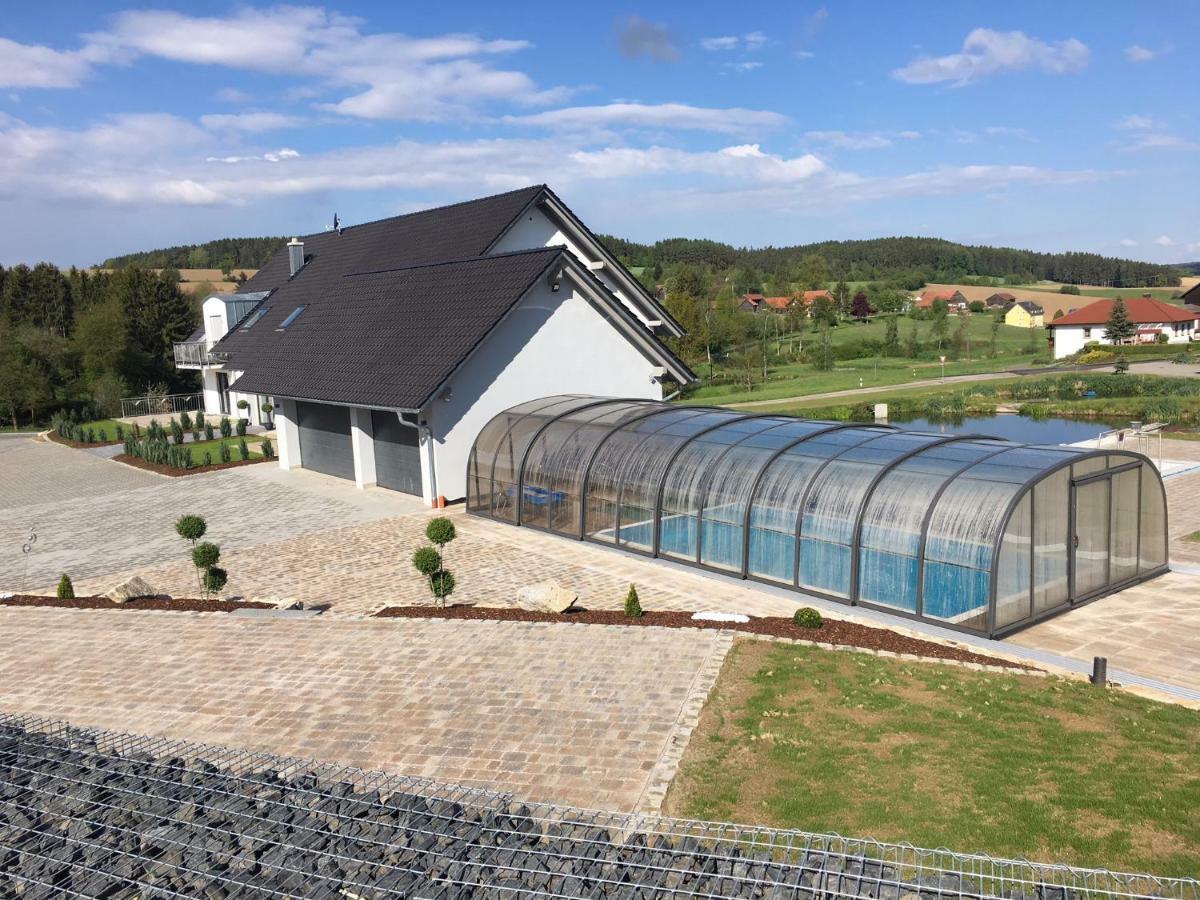 Neukirchen-Balbini Landhaus Ferienwohnungen Mit Pool Und Wellness מראה חיצוני תמונה