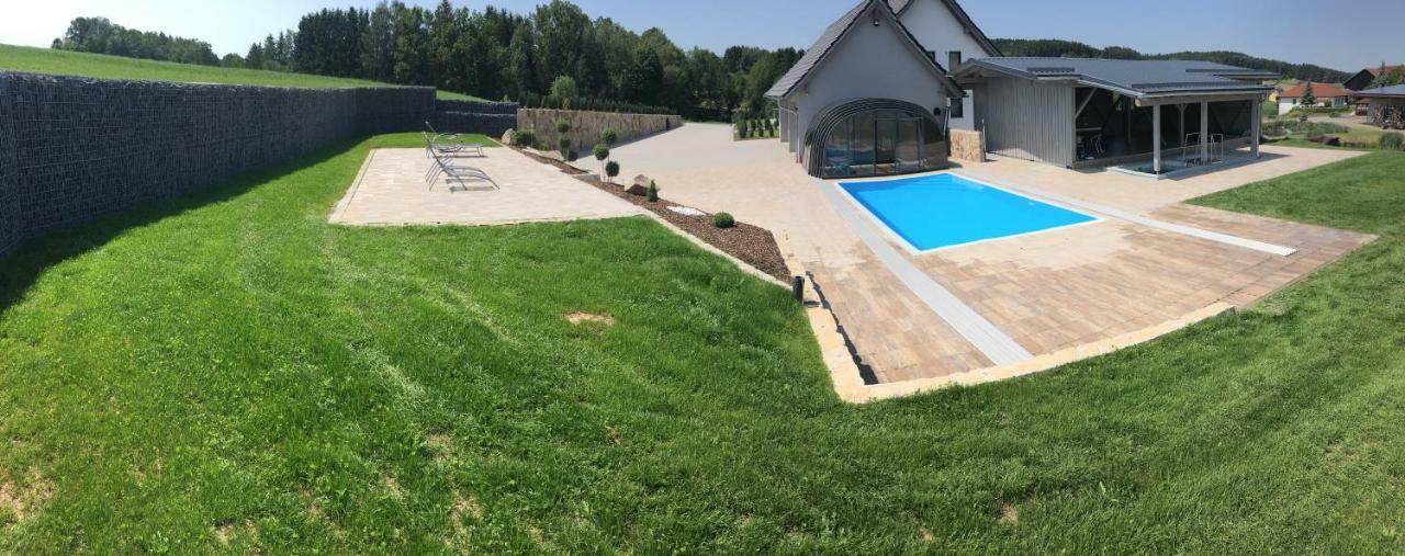 Neukirchen-Balbini Landhaus Ferienwohnungen Mit Pool Und Wellness מראה חיצוני תמונה