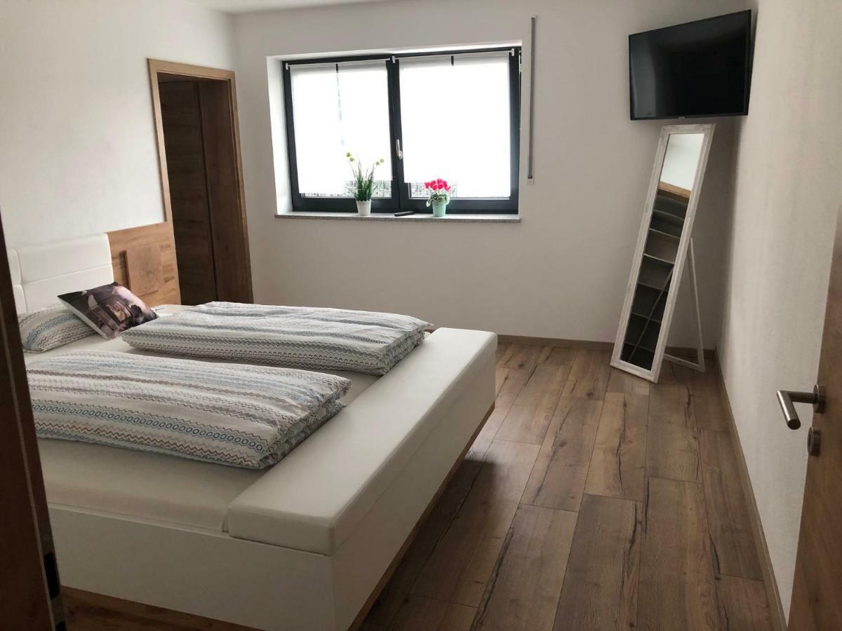 Neukirchen-Balbini Landhaus Ferienwohnungen Mit Pool Und Wellness מראה חיצוני תמונה