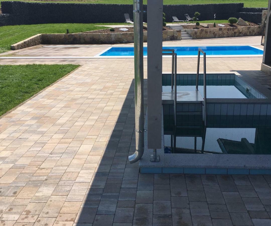 Neukirchen-Balbini Landhaus Ferienwohnungen Mit Pool Und Wellness מראה חיצוני תמונה