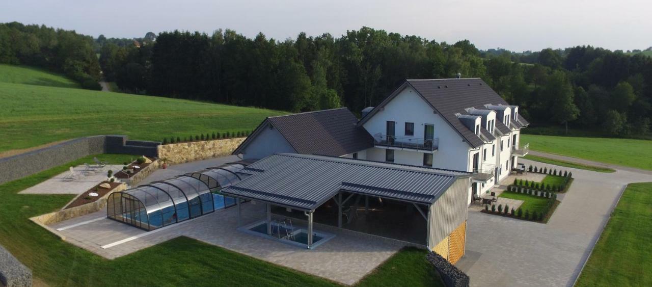 Neukirchen-Balbini Landhaus Ferienwohnungen Mit Pool Und Wellness מראה חיצוני תמונה